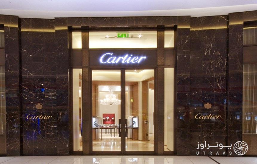 تصویری از درِ ورودی فروشگاه جواهرات «کارتیه» واقع در امارات‌مال دبی
